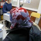 Un migrante solicitando información en un centro de Valladolid.