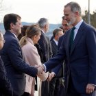 SM el Rey saluda al presidente de la Junta de Castilla y León, Alfonso Fernández Mañueco en la XXVII Conferencia de Presidentes.