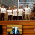 Cinco personas muestran camisetas a favor del Lexit durante el pleno de las Cortes.