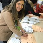 La procuradora de Vox por Burgos, Ana Rosa Hernando, vota en unas elecciones. Imagen de archivo