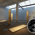 Imagen de una de las partes de la exposición de Yoko Ono junto a una foto de la artista.