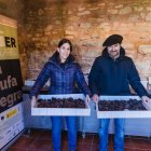Lonja trufera de Abejar. En la imagen, Carmen Alonso y José Miguel Altelarrea, técnicos de Cesefor.