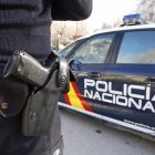 Agente junto a un coche de la Policía Nacional en una foto de archivo. SUBDELEGACIÓN DEL GOBIERNO EN VALLADOLID