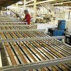 Línea de producción en una fábrica de galletas.