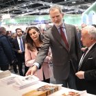 Los reyes conversan con el consejero de cultura Gonzalo Santonja durante su visita al stand de Castilla y León en la inauguración de Fitur 2025