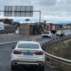 Vuelco de un camión con basura en la A-1 en Cortes.