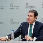 El portavoz de la Junta y consejero de Economía y Hacienda, Carlos Fernández Carriedo, comparece en rueda de prensa posterior al Consejo de Gobierno.
