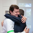 El presidente de la Junta, Alfonso Fernández Mañueco, se abraza con Gabi mientras porta el brazalete verde.