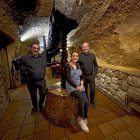 Laura Cuevas y los hermanos Jesús y Javier Parrado Nieto, en la entrada el lagar en la Nieta