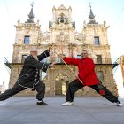 El maestro de kung-fu Luis Jiménez junto a su hijo Bili en la Plaza Mayor de Astorga.