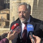El presidente de las Cortes de Castilla y León, Carlos Pollán, atiende a los medios de comunicación.
