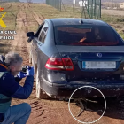 Coche de los dos detenidos que quedó atascado en el barro