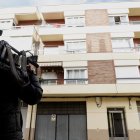 Portal del edificio donde fallecía el menor en La Bañeza.