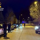 La Guardia Civil interviene en Soria para impedir la kedada.

    SORIA, 10 (EUROPA PRESS) 

   La Guardia Civil de Soria ha impedido una 'kedada' de coches que se había organizado a través de las redes sociales y que pretendía celebrarse inicialmente en las inmediaciones del aeródromo de Garray con asistencia de unos 150 vehículos procedentes de Soria y de provincias como Navarra, Zaragoza y La Rioja fundamentalmente.

    Según ha informado la Subdelegación del Gobierno en Soria, el dispositivo se prolongó desde las 20.00 horas del sábado hasta la madrugada del domingo y, además de en el lugar inicial de la concentración, el dispositivo estuvo activo en el polígono de Valcorba, en la rotonda del Caballo Blanco, el polígono de Navalcaballo y el polígono de Almazán, lugares a los que se fueron desplazando los convocados.

    Además de impedir la 'kedada', el dispositivo de la Guardia Civil se saldó con la detención de una persona que se encontraba requisitoriada con orden de búsqueda y detención del Juzgado de Primera Instancia e Instrucción de Almazán.

   Y detectaron un positivo por alcoholemia en 149 pruebas y un positivo por THC en 14 pruebas realizadas y realizaron 19 denuncias a diferentes conceptos del Reglamento General de Circulación, entre ellas una por conducción temeraria, tres aprehensiones de armas blancas, denunciados administrativamente y tres aprehensiones de cantidades menores de droga denunciadas a la Ley de Seguridad Ciudadana.

    Estas 'kedadas' organizadas a través de las redes sociales, y que congregan a conductores de diversas provincias, tienen por objeto la realización de maniobras ilegales (trompos, derrapes, etc) y carreras entre vehículos, con la presencia de público sin absolutamente ninguna medida de seguridad, por lo que son potencialmente muy peligrosas    Además, están prohibidas expresamente por el Reglamento General de Circulación, "debido al alto riesgo de sufrir accidentes tanto a los participantes como