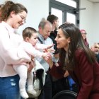 La Reina Letizia con Amaia y su madre Paula en el Hospital Nacional de Parapléjicos de Toledo