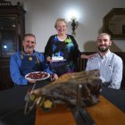 Miguel Ángel, María Teresa y Pablo, en el interior de Miku, con una pieza y un plato de cecina.