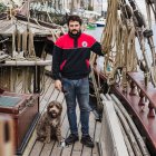 Rodrigo de la Serna, sobrino de Esteban Vicente, a bordo de la goleta Atyla en Portugalete