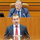 Ricardo Gavilanes y Carlos Pollán durante un pleno de las Cortes.