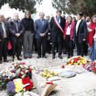 El secretario de estado, Fernando Martínez, el alcalde de Collioure y la concejala de cultura, Gloria Gonzalo, entre otros, asisten al homenaje en la tumba de Machado en Collioure en el 86 aniversario de su muerte