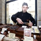 Un maestro artesano realiza una demostración con este producto introducido en la localidad leonesa por Hernán Cortés.