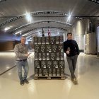 David Urquizu, presidente y director comercial de Meóriga, junto a Óscar de La Viuda, director gerente, bajo la bóveda de la cooperativa, patrimonio industrial del vino regional.