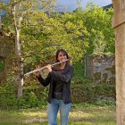 La presidenta de la Banda “Ciudad de Ponferrada”, Ana Beatriz Silva, toca su flauta travesera.