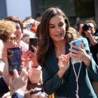 La reina Letizia ayuda a una señora a hacer un selfie en León