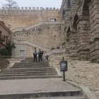 Policías locales en el acueducto de Segovia.