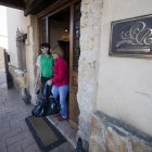 Dos turistas salen de un alojamiento rural de Castilla y León.