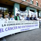 Concentración de la plataforma Oncobierzo bajo el lema #PorUnaSanidadDigna ante las dependencias de la Junta de Castilla y León en Ponferrada.