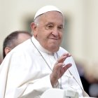 El Papa Francisco bendice a los fieles en Roma.