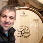 Enrique Menasalvas en el interior de su bodega subterránea