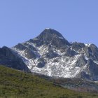 La cumbre del Muxiven, desde la localidad de Lumajo, con las últimas nieves del invierno