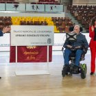 El alcalde de León, José Antonio Diez, preside el acto de descubrimiento de la placa del Palacio Municipal de Deportes Urbano González Escapa