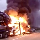 Incendio de un camión que transportaba vehículos eléctricos, en La Bigonia en Soria.