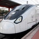Un tren AVE en el recorrido de la línea Madrid-Galicia.