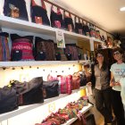 Las integrantes de Palentinas por Perú, Sandra Fernández, Vicki Alonso y Mónica Calderón, junto a bolsos elaborados en un taller de Paita, región de Piura de Perú y que  se comercializan en la tienda Vida propia de Guardo (Palencia)