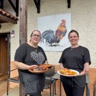 Mari Carmen y su hija Patricia, en el exterior del Mesón Restaurante El Gallo