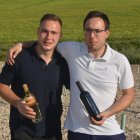 Víctor posa con su hermano Alejandro en su nueva plantación de viñedo