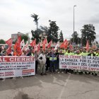 Los trabajadores afectados por el cierre de la planta de Azucarera de La Bañeza se concentran a las puertas de la fábrica.