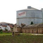 Los trabajadores afectados por el cierre de la planta de Azucarera de La Bañeza se concentran a las puertas de la fábrica