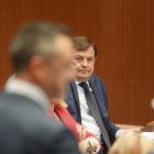 David Hierro y Alfonso Fernández Mañueco durante su cara a cara en el pleno de las Cortes.