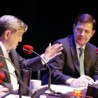 Federico Jiménez Losantos y Alfonso Fernández Mañueco, en 'La Mañana de Federico' de EsRadio desde el Teatro Zorrilla de Valladolid.
