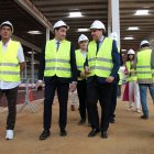 Carlos Fernández Carriedo y Juan Carlos Suárez-Quiñones visitan las obras de Dia en el polígono de Villadangos del Páramo.