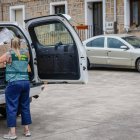 Imagen de una guardia civil junto a la vivienda.