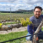 Antonio posa en uno de los viñedos