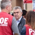 Cerdan en una imagen de campańa con el alcalde de Villaquilambre, de espaldas.