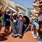 El alcalde de León, José Antonio Diez, visita el nuevo parque infantil de la explanada Pendones Leoneses