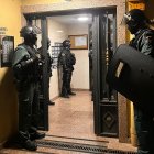 Los agentes intervienen en la vivienda.