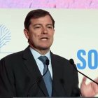 El presidente de Castilla y León carga contra Pedro Sánchez en la asamblea de Empresa Familiar.